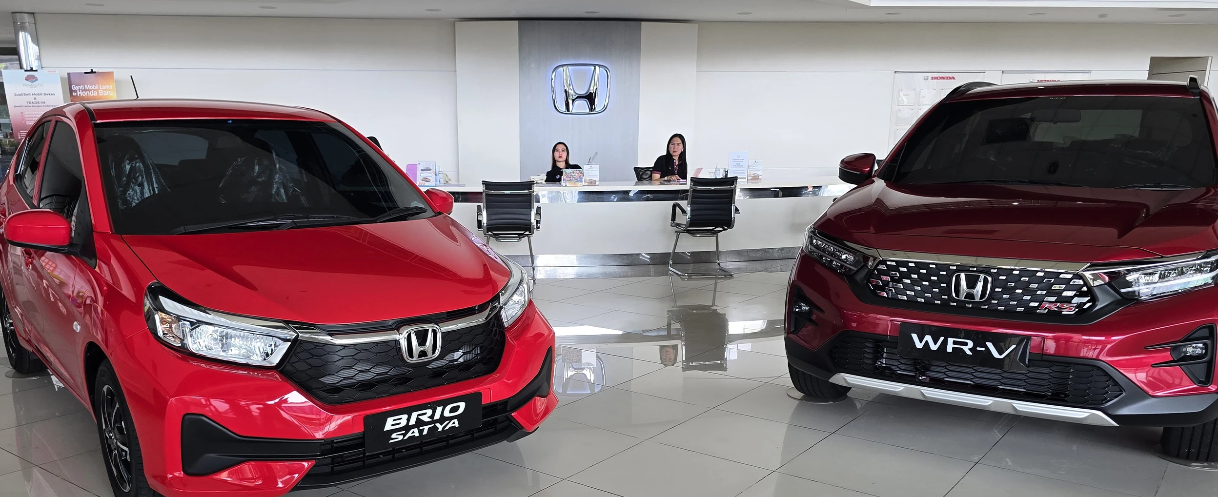 Tampak Dalam Showroom